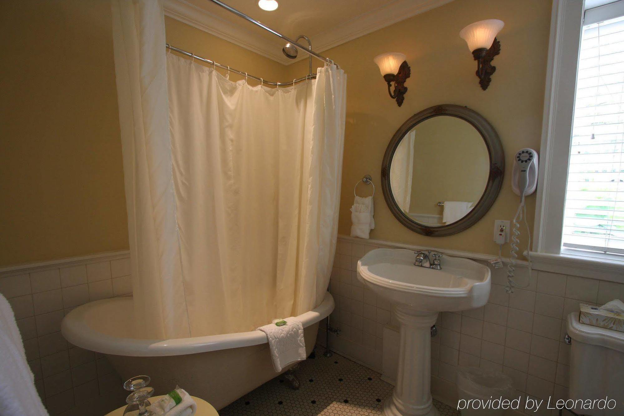 Rosewood Inn Victoria Bagian luar foto